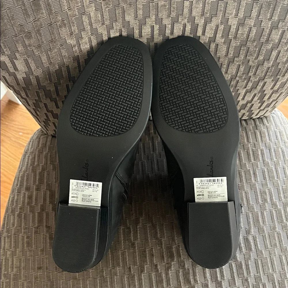New Clarks Women's Danyelle Wish Zip Heeled Ankle Bootie Black NWT box